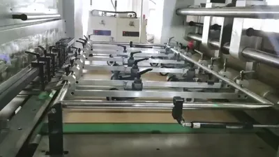 ماكينة القص والتجعيد الأوتوماتيكية بالقالب المسطح مزودة بوحدة إزالة المخلفات