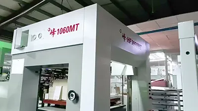 ماكينة آلية للقطع على طاولة مسطحة (فلات بيد) والختم بالرقائق المعدنية، موديل HF-1060MT