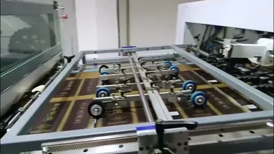 ماكينة تقطيع وتشكيل بالقوالب المسطحة قوية التحمل مزودة بوحدة إزالة الفواصل