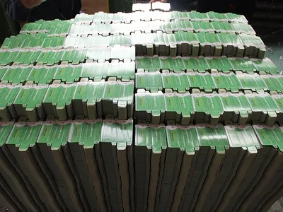 ماكينة القص والتجعيد بالقالب المسطح مزودة بوحدة إزالة المخلفات (700 طن)
